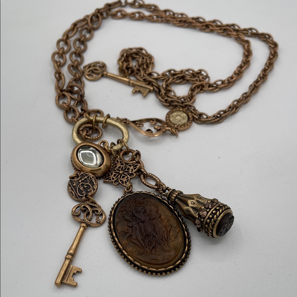 4.25.26-30 Chico’s 2n1 Bronze-Tone Cameo Pendant Necklace, Key & Charm Accents
